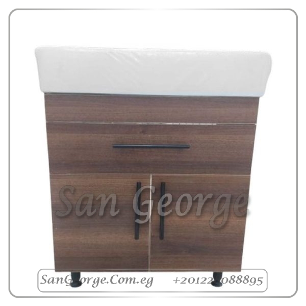 وحده خشب بني مع حوض كليوباترا على الارض من WU-1 San George Design